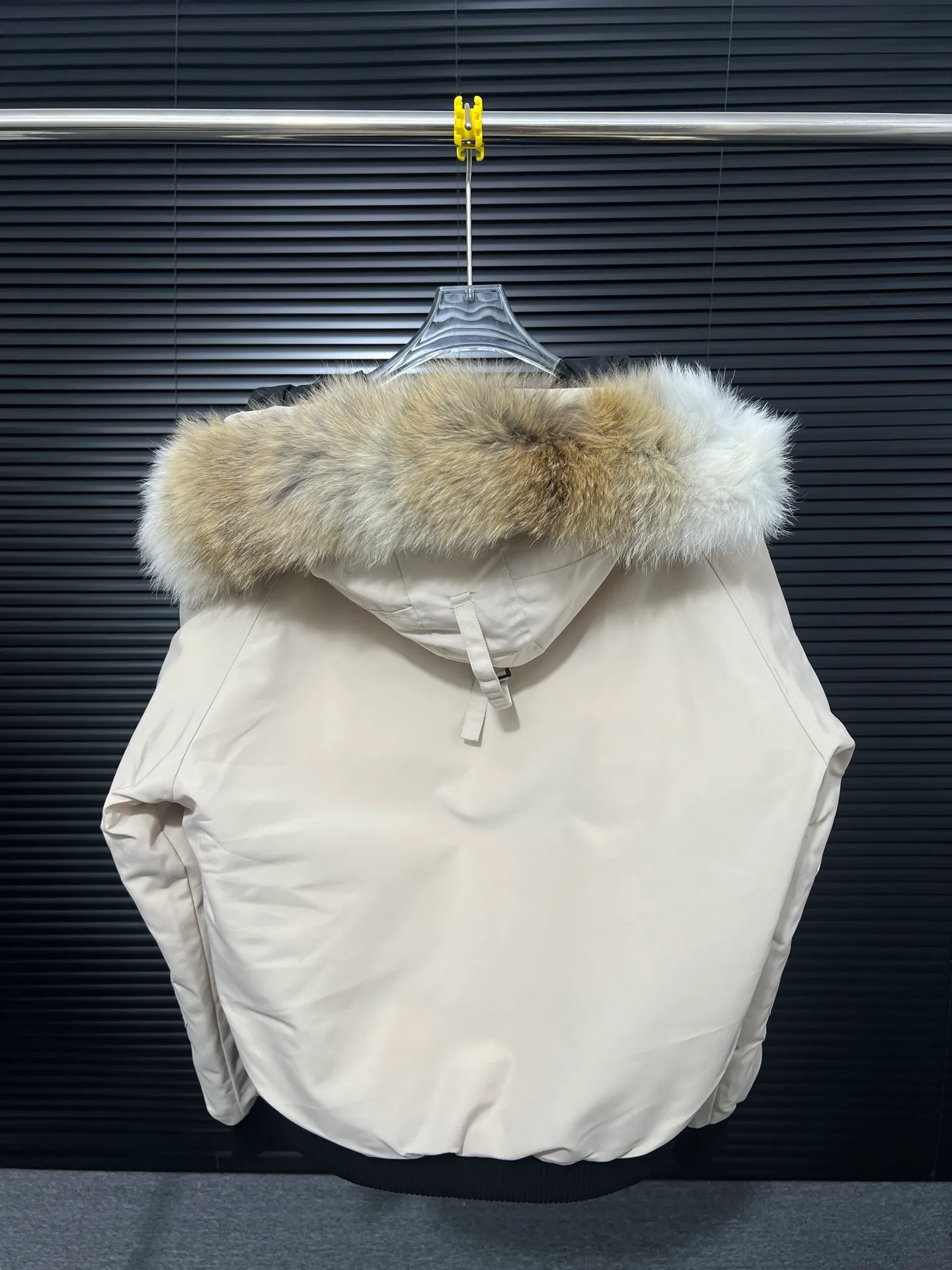 P720 🆕Top version! Comes with a tote bag! Chip version💰𝑪𝒂𝒏𝒂𝒅𝒂 𝑮𝒐𝒐𝒔𝒆/Canada Goose Chilliwack Goose 01 bomber jacket down! The top original replica version refers to the highest version in China currently (there is no one) ⚠️Note: There is no foundry in China! ! ! Saying it is original order, ZP goods, pure original goods, etc. is just a gimmick by some peers. Do not be deceived!  ⚠️Note: The latest version of this year’s authentic product has a strap (the latest version can be bought at the newly opened Galeries Lafayette Canada Goose counter in Beijing) ⚠️Note: (The authentic product does not have blue wash marks this year) Version comparison introduction 1⃣️Top replica: Made of 18-count polyester-cotton blended fabric imported from South Korea (authentic synchronized fabric), national standard 90 white duck down, western Canadian coyote hair 2⃣️Mid-range version: Made of domestically produced 21-count polyester-cotton fabric, 50% standard white duck down, Eastern Canada coyote hair, top original goose analysis Analysis 1 (wolf hair): All customers are guaranteed to receive a fur collar that is grayer than the original color. Each wolf hair is 55cm long and 14cm wide, all made from wild first-grade gray wolf skins in western Canada! Analysis 2 (Trademark): We use dyed embroidery thread to truly achieve 100% reproduction of the trademark, ensuring that the embroidery thread is exactly the same as ZP, with zero color difference and 100% reproduction of the map letters! (We can guarantee that no one in our industry is more attentive and professional than us!) Analysis 3 (fabric): As we all know, the Canada Goose ZP fabric in previous years was a 21-count polyester-cotton washed, calendered and brushed fabric that was relatively hard. Last year and this year, dozens of authentic products purchased were all made of 18-count pure cotton fabrics, and we finally decided to use 18-count polyester cotton! (ZP synchronized fabric) Analysis 4 (Accessories): Domestic exclusive version of Velcro, one to one Y-shaped double hook original Velcro, YKK zipper, exclusive original workmanship of washed threaded down jacket!  Authentic products are not 100% perfect and flawless. Authentic products also have velvet hair loss, and most of the authentic wolf fur is mainly eastern yellow wolf fur. (Because our wolf skins are all auctioned at the same auction house as authentic products) There is an auction list to prove it.  At the same time, I will teach you a trick: buy an authentic product from Tmall, buy a piece of clothing from a merchant you trust at the same time, and come back to compare the details. ⚠️ Remember you get what you pay for! Don't be greedy for small gains, or you will suffer big losses! Color: Black Navy Beige Graphite Gray Royal Blue Size: XS S M L 54 120 84 79 140-160 XL 56 124 86 81 160-180 XXL 58 128 88 83 180-200
